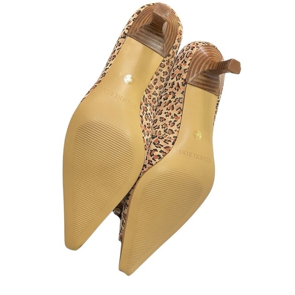 VTG Gianni Bini Brown, Carmel, Black Animal Print Suede 2”Heel
Pumps. - Picture 9 of 14